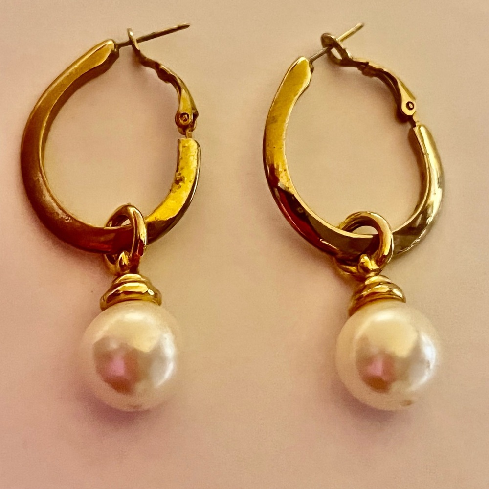 Gorgeous Goldplated  Oval Hoop Earrings with Pearl Drop